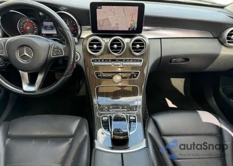 2017 Mercedes-Benz C 300 4Matic z USA, uszkodzony, nr VIN 55SWF4KB4HU214841